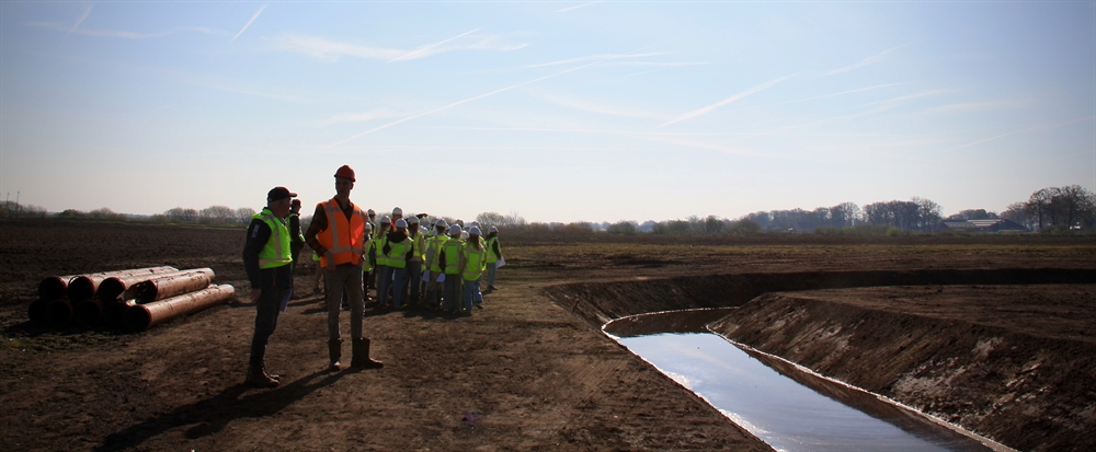 Kinderen van de lokale basisschool namen een kijkje bij de pas aangelegde watergangen.