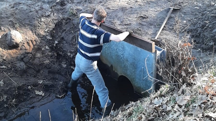 agrarier water sparen door aanleg van stuw