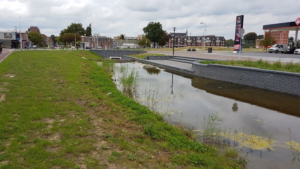 Veldbeek na watertorenpark en langs fietssnelweg