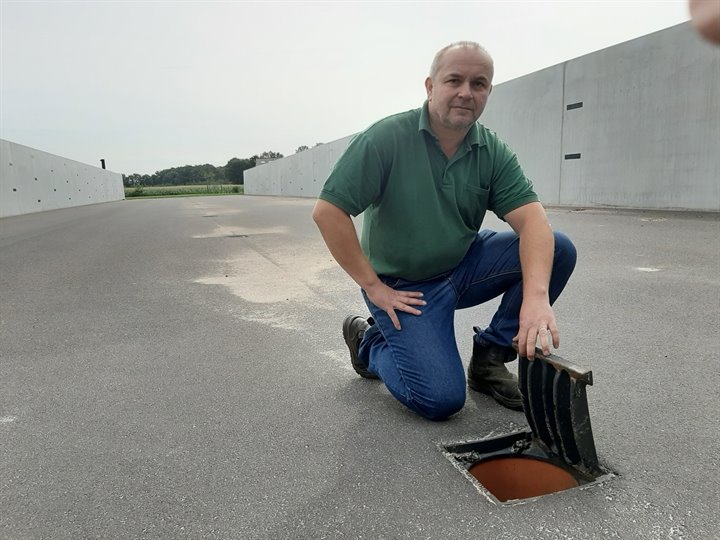 De sleufsilo van Robert Huisken heeft in het midden diverse afvoerputten, die het water gescheiden kunnen afvoeren