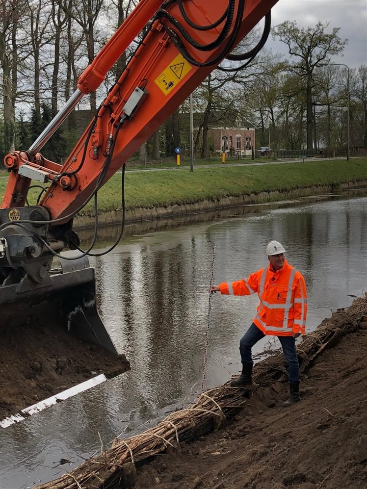 John Overbeek bij kanaal