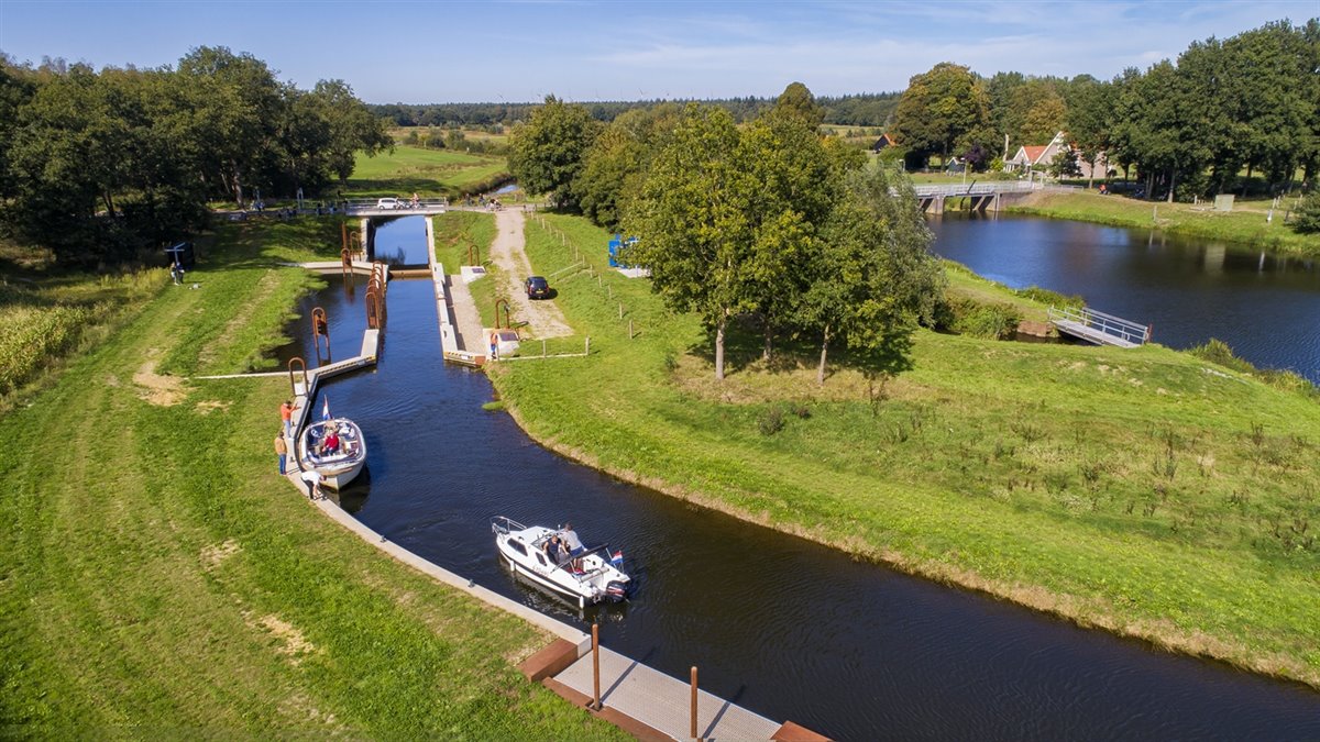 Boten bij sluis Vechtdal Junne