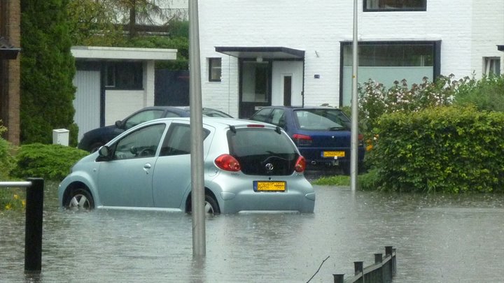 Laag gelegen plein en woning onder water