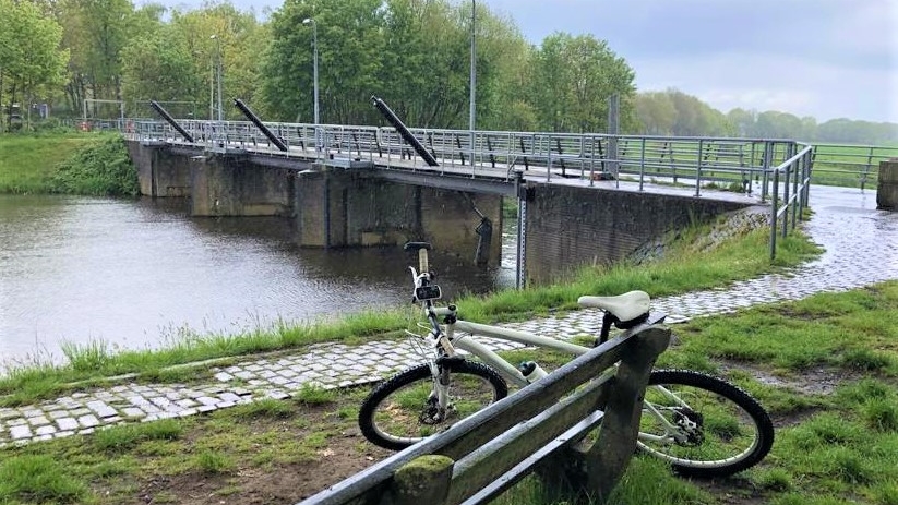 stuw junne met fiets