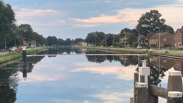 Olielozing kanaal Almelo de Haandrik