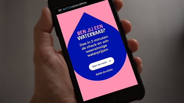 Plaatje-Waterbazencheck-op mobiel man