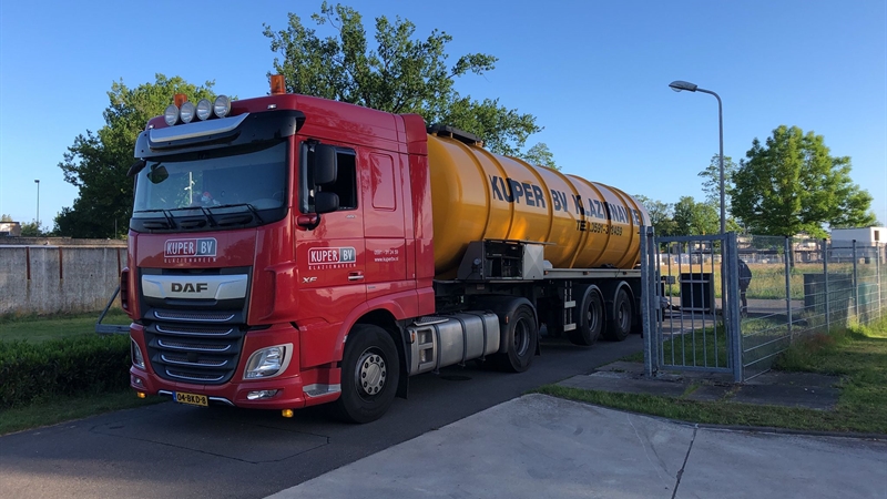 vrachtwagen met afvalwater van de rioolwaterzuivering Losser