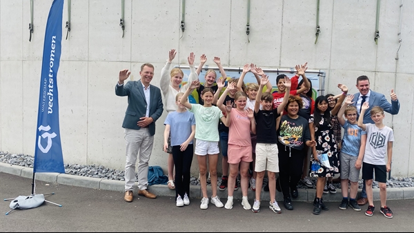 Groep 8 van basisschool ’t Heemde was aanwezig om samen met de bestuurders het grote doek over het zuiveringsproces te onthullen