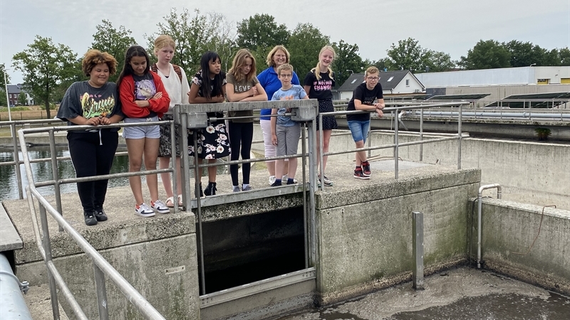 Natuurlijk kregen de kinderen van de basisschool ook een rondleiding over de nieuwe rioolwaterzuivering