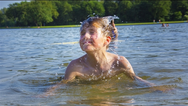 kind zwemt in een zwemplas