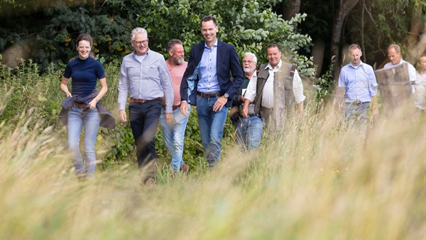 De gasten gingen naar buiten, waar men samen het resultaat van het Vecht-project bekeek en beleefde.
