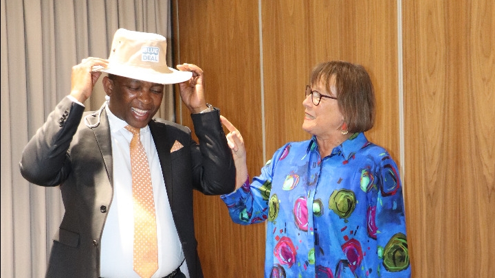 Minister Mabuza en da-lid Nettie Aarnink