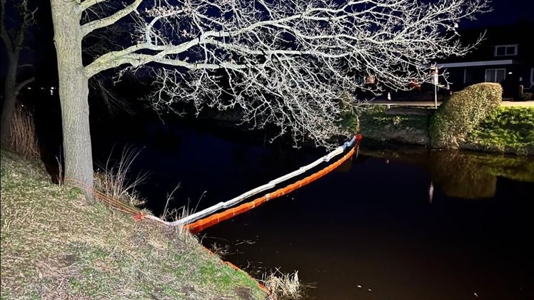 Olie Zwolsekanaal booms