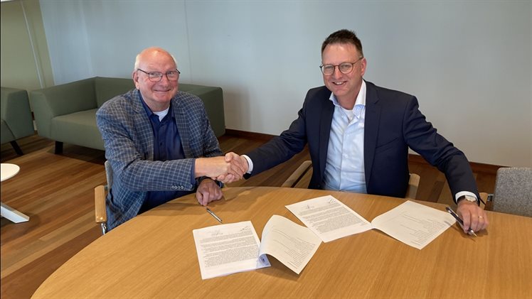 Foto ondertekening wateragenda Claudio Bruggink - Hans van Agteren