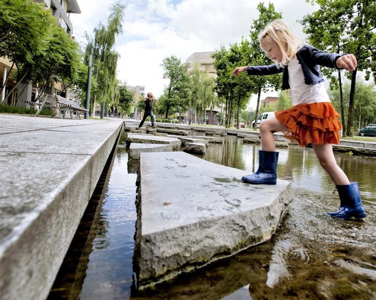 Meisje op stapstenen