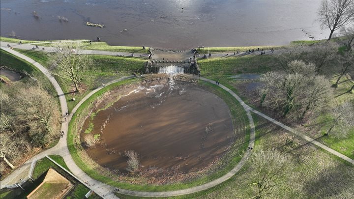 water loopt in Heemserpark Hardenberg