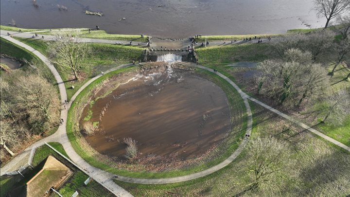 water loopt in Heemserpark Hardenberg