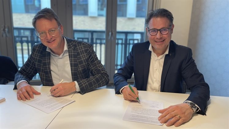 Ondertekening KAS document door Claudio Bruggink en Gerald Aveskamp