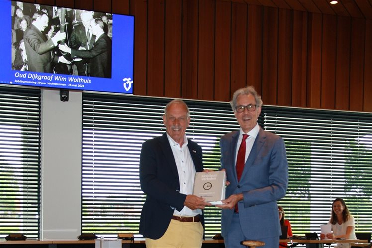 boekuitreiking aan Wim Wolthuis kopie