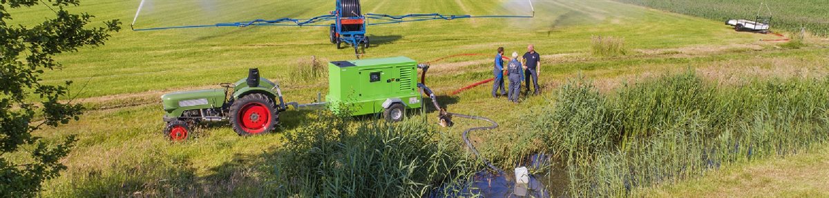 bijsnijden foto- sloot er afBeregenen grasland Sproeien uitsnede