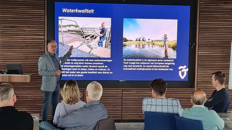 Bas Worm presenteert