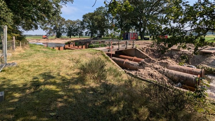 Bouwkuip bij stuw Hoogehaar