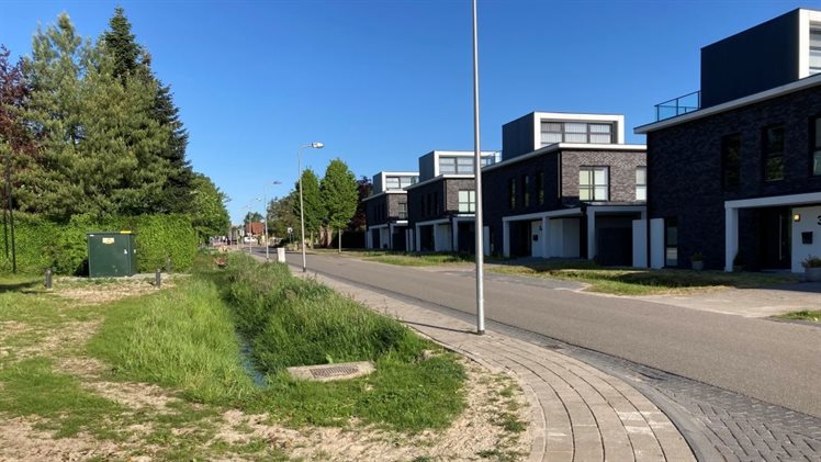 Luttermolenveld beek en woningen