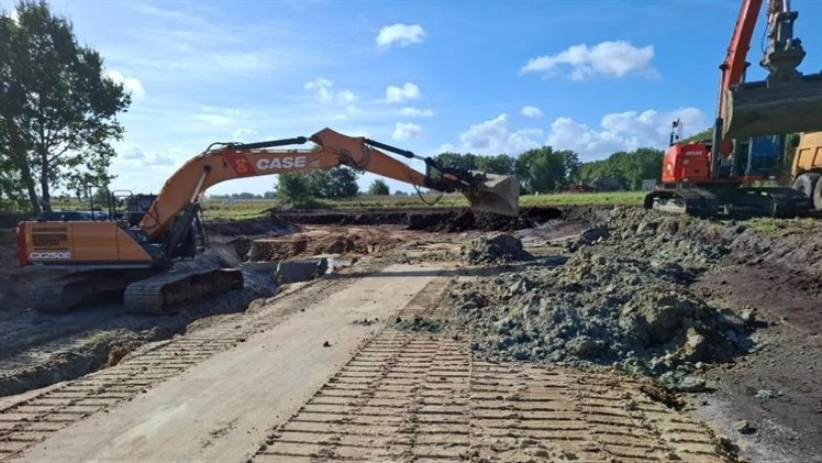 Graafmachine graaft nieuwe watergang