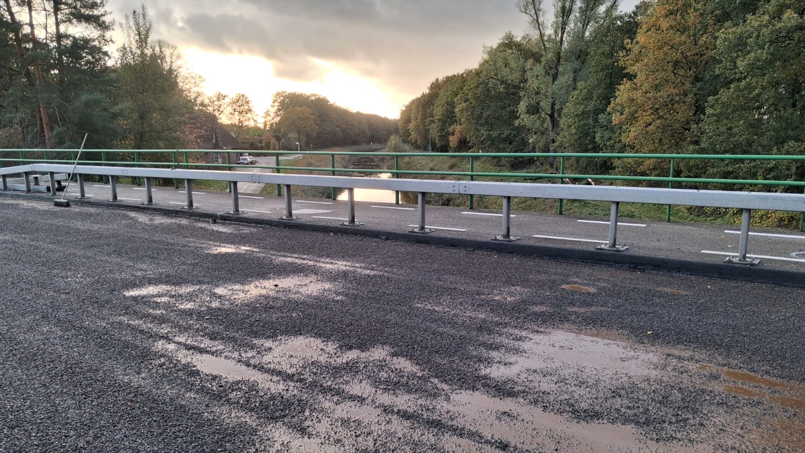 Wegdekprimer door hevige regen in kanaal Almelo-Nordhorn gespoeld