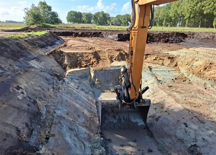 Graafmachine graaft nieuwe watergang in Nieuw-Schoonebeek