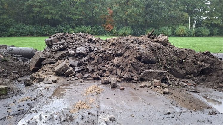 puin uit de Dinkel oever