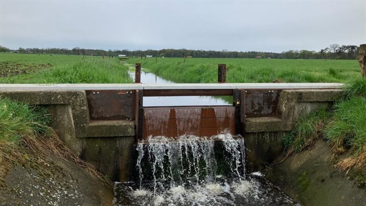 regelbare vaste stuw in Voltherbeek