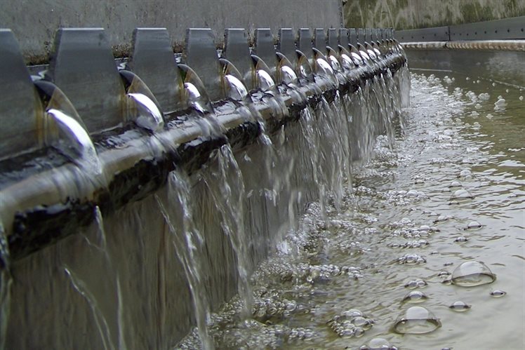 Nabezinktank stromend water