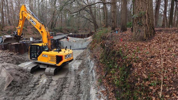 plaatsing betonnen onderdelen in vispassage