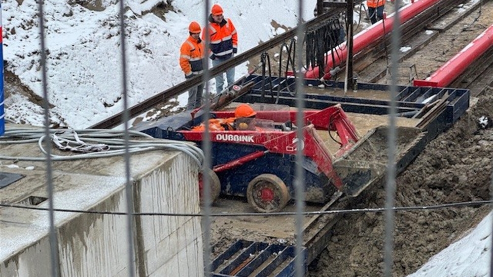 Geïnteresseerde bezoekers bij werkzaamheden Nieuw-Schoonebeek