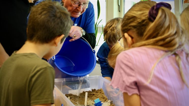 Grote bakken gevuld met zand, boerderijdieren, trekkers, stenen, hout en klei werden gebruikt om hiermee te experimenteren.