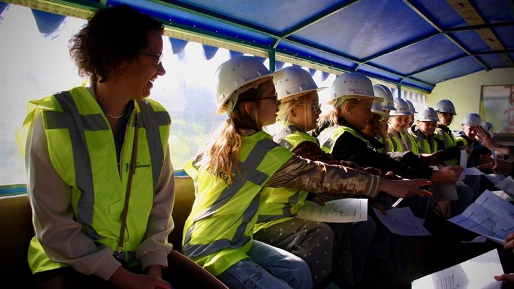 Met de huifkar bezochten de kinderen meerdere locaties waar nu gewerkt wordt.