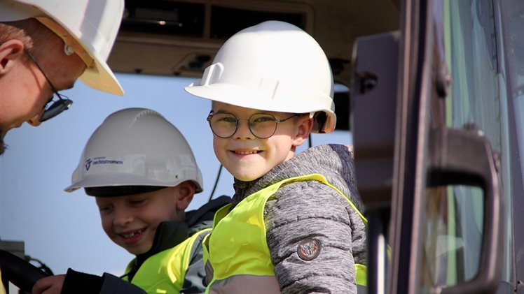 Studenten van het Terra College gaven uitleg over de machines.