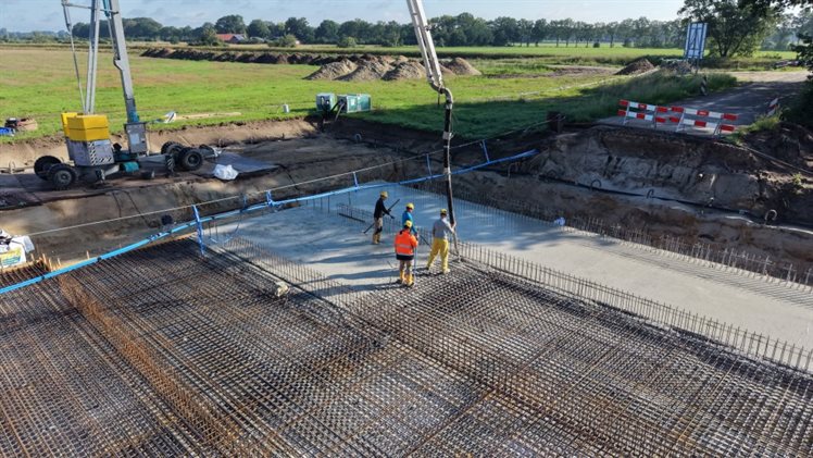 storten van het beton voor de duikers
