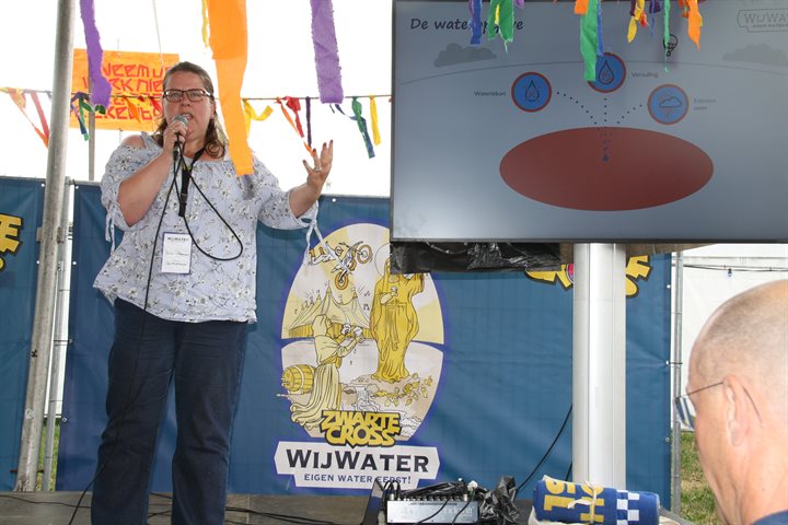 Dagelijks bestuurder Ellen Hemmers op het evenement van WijWater van de Zwarte Cross