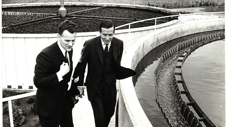 Bezoek prins Claus aan zuivering Tubbergen. Een mooi overzicht van de overloopranden in de voorbezinktank, de afvoergoot en de wijze waarop het water over de oxydatiebedden wordt verdeeld.